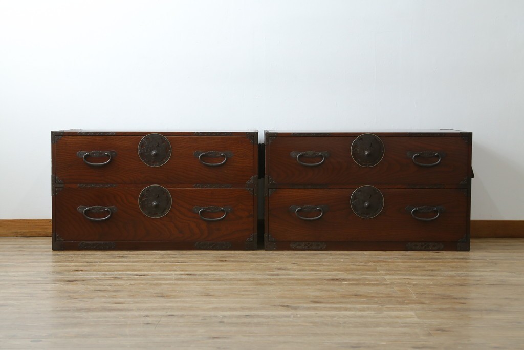 和製アンティーク　美品　上杢!!　前面欅(ケヤキ)材　趣のある佇まいが魅力的な蝶覆輪金具の二段重ね会津箪笥　(R-077701)