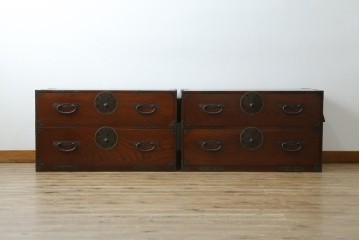 和製アンティーク　美品　上杢!!　前面欅(ケヤキ)材　趣のある佇まいが魅力的な蝶覆輪金具の二段重ね会津箪笥　(R-077701)