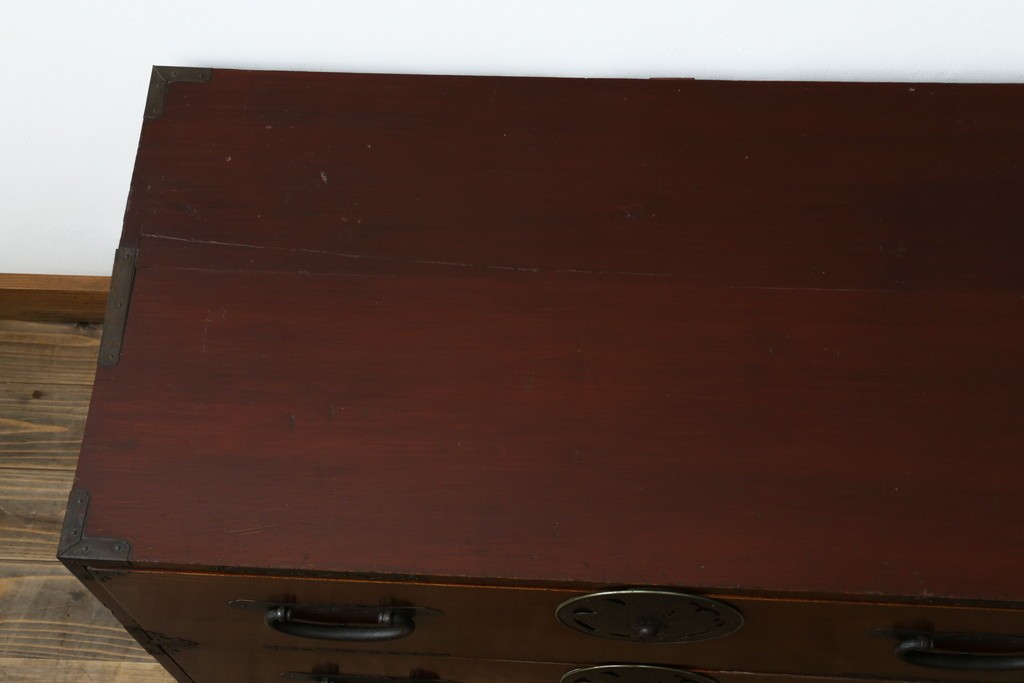 和製アンティーク　美品　上杢!!　前面欅(ケヤキ)材　趣のある佇まいが魅力的な蝶覆輪金具の二段重ね会津箪笥　(R-077701)