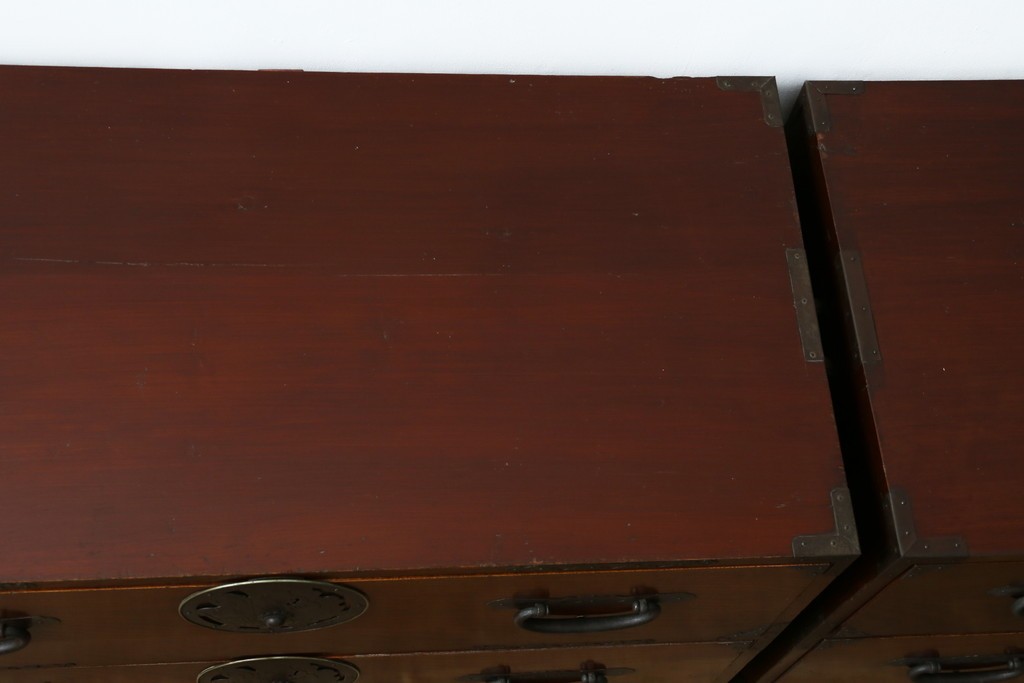 和製アンティーク　美品　上杢!!　前面欅(ケヤキ)材　趣のある佇まいが魅力的な蝶覆輪金具の二段重ね会津箪笥　(R-077701)