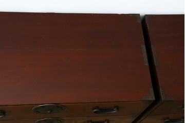 和製アンティーク　美品　上杢!!　前面欅(ケヤキ)材　趣のある佇まいが魅力的な蝶覆輪金具の二段重ね会津箪笥　(R-077701)