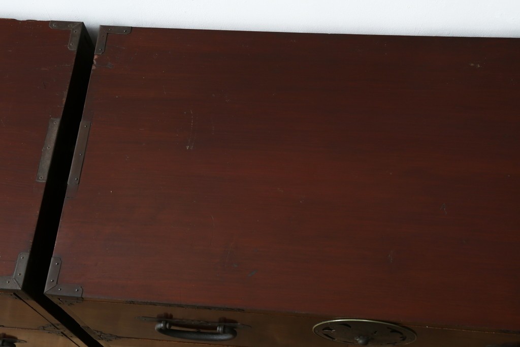 和製アンティーク　美品　上杢!!　前面欅(ケヤキ)材　趣のある佇まいが魅力的な蝶覆輪金具の二段重ね会津箪笥　(R-077701)