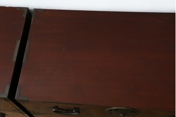 和製アンティーク　美品　上杢!!　前面欅(ケヤキ)材　趣のある佇まいが魅力的な蝶覆輪金具の二段重ね会津箪笥　(R-077701)