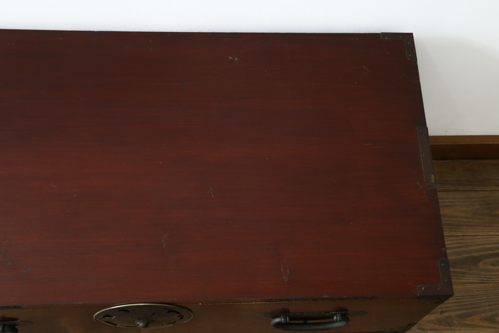 和製アンティーク　美品　上杢!!　前面欅(ケヤキ)材　趣のある佇まいが魅力的な蝶覆輪金具の二段重ね会津箪笥　(R-077701)