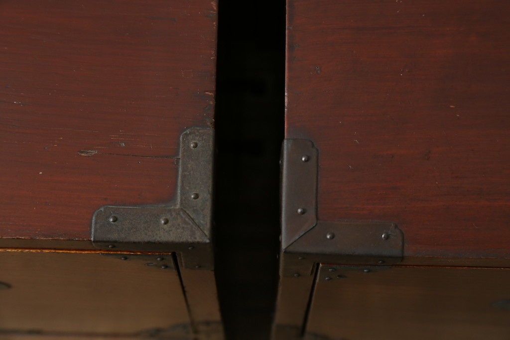 和製アンティーク　美品　上杢!!　前面欅(ケヤキ)材　趣のある佇まいが魅力的な蝶覆輪金具の二段重ね会津箪笥　(R-077701)