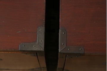 和製アンティーク　美品　上杢!!　前面欅(ケヤキ)材　趣のある佇まいが魅力的な蝶覆輪金具の二段重ね会津箪笥　(R-077701)