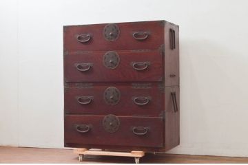 和製アンティーク　美品　上杢!!　前面欅(ケヤキ)材　趣のある佇まいが魅力的な蝶覆輪金具の二段重ね会津箪笥(時代箪笥、和たんす、衣装タンス、収納箪笥、引き出し)(R-077701)