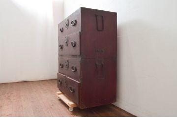 和製アンティーク　美品　上杢!!　前面欅(ケヤキ)材　趣のある佇まいが魅力的な蝶覆輪金具の二段重ね会津箪笥(時代箪笥、和たんす、衣装タンス、収納箪笥、引き出し)(R-077701)