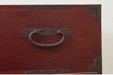 和製アンティーク　美品　上杢!!　前面欅(ケヤキ)材　趣のある佇まいが魅力的な蝶覆輪金具の二段重ね会津箪笥(時代箪笥、和たんす、衣装タンス、収納箪笥、引き出し)(R-077701)