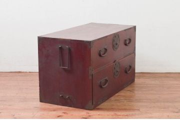 和製アンティーク　美品　上杢!!　前面欅(ケヤキ)材　趣のある佇まいが魅力的な蝶覆輪金具の会津箪笥ローボード(時代箪笥、和たんす、衣装タンス、収納箪笥、引き出し、テレビ台、テレビボード、サイドボード、ローチェスト)(R-077702)