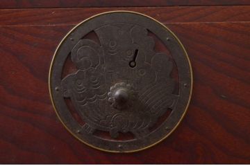 和製アンティーク　美品　上杢!!　前面欅(ケヤキ)材　趣のある佇まいが魅力的な蝶覆輪金具の会津箪笥ローボード(時代箪笥、和たんす、衣装タンス、収納箪笥、引き出し、テレビ台、テレビボード、サイドボード、ローチェスト)(R-077702)