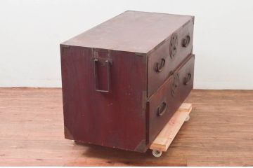和製アンティーク　美品　上杢!!　前面欅(ケヤキ)材　趣のある佇まいが魅力的な蝶覆輪金具の会津箪笥ローボード(時代箪笥、和たんす、衣装タンス、収納箪笥、引き出し、テレビ台、テレビボード、サイドボード、ローチェスト)(R-077703)
