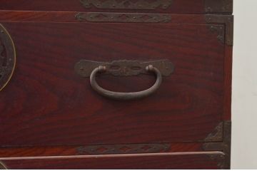 和製アンティーク　美品　上杢!!　前面欅(ケヤキ)材　趣のある佇まいが魅力的な蝶覆輪金具の会津箪笥ローボード(時代箪笥、和たんす、衣装タンス、収納箪笥、引き出し、テレビ台、テレビボード、サイドボード、ローチェスト)(R-077703)