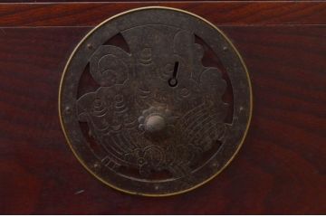 和製アンティーク　美品　上杢!!　前面欅(ケヤキ)材　趣のある佇まいが魅力的な蝶覆輪金具の会津箪笥ローボード(時代箪笥、和たんす、衣装タンス、収納箪笥、引き出し、テレビ台、テレビボード、サイドボード、ローチェスト)(R-077703)