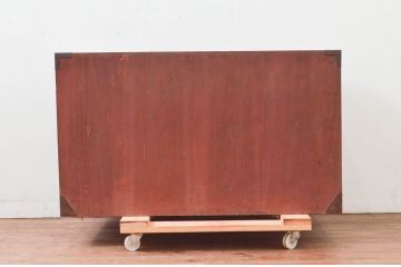 和製アンティーク　美品　上杢!!　前面欅(ケヤキ)材　趣のある佇まいが魅力的な蝶覆輪金具の会津箪笥ローボード(時代箪笥、和たんす、衣装タンス、収納箪笥、引き出し、テレビ台、テレビボード、サイドボード、ローチェスト)(R-077703)