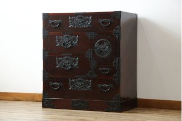 中古　仙台民芸箪笥　欅産業　漆塗り　深みのある木の色合いと華やかな金具が目を惹く仙台箪笥(引き出し、収納タンス、整理箪笥、サイドチェスト)(R-077704)