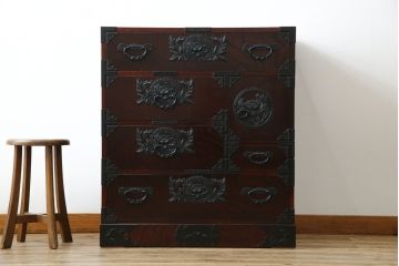中古　仙台民芸箪笥　欅産業　漆塗り　深みのある木の色合いと華やかな金具が目を惹く仙台箪笥(引き出し、収納タンス、整理箪笥、サイドチェスト)(R-077704)