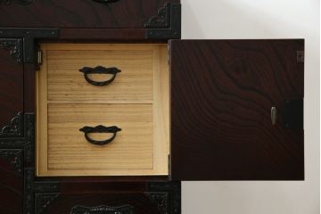 中古　仙台民芸箪笥　欅産業　漆塗り　深みのある木の色合いと華やかな金具が目を惹く仙台箪笥(引き出し、収納タンス、整理箪笥、サイドチェスト)(R-077704)