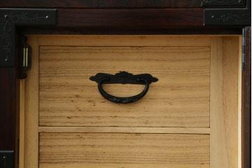 中古　仙台民芸箪笥　欅産業　漆塗り　深みのある木の色合いと華やかな金具が目を惹く仙台箪笥(引き出し、収納タンス、整理箪笥、サイドチェスト)(R-077704)