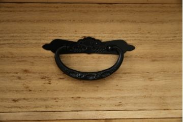 中古　仙台民芸箪笥　欅産業　漆塗り　深みのある木の色合いと華やかな金具が目を惹く仙台箪笥(引き出し、収納タンス、整理箪笥、サイドチェスト)(R-077704)