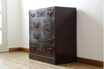 中古　仙台民芸箪笥　欅産業　漆塗り　深みのある木の色合いと華やかな金具が目を惹く仙台箪笥(引き出し、収納タンス、整理箪笥、サイドチェスト)(R-077704)