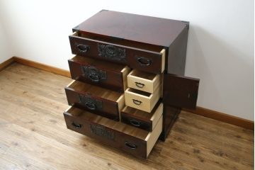 中古　仙台民芸箪笥　欅産業　漆塗り　深みのある木の色合いと華やかな金具が目を惹く仙台箪笥(引き出し、収納タンス、整理箪笥、サイドチェスト)(R-077704)