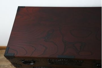 中古　仙台民芸箪笥　欅産業　漆塗り　深みのある木の色合いと華やかな金具が目を惹く仙台箪笥(引き出し、収納タンス、整理箪笥、サイドチェスト)(R-077704)
