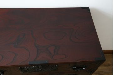 中古　仙台民芸箪笥　欅産業　漆塗り　深みのある木の色合いと華やかな金具が目を惹く仙台箪笥(引き出し、収納タンス、整理箪笥、サイドチェスト)(R-077704)