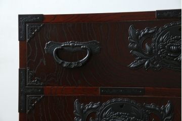 中古　仙台民芸箪笥　欅産業　漆塗り　深みのある木の色合いと華やかな金具が目を惹く仙台箪笥(引き出し、収納タンス、整理箪笥、サイドチェスト)(R-077704)
