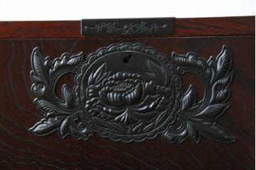 中古　仙台民芸箪笥　欅産業　漆塗り　深みのある木の色合いと華やかな金具が目を惹く仙台箪笥(引き出し、収納タンス、整理箪笥、サイドチェスト)(R-077704)