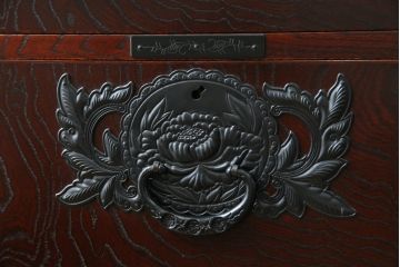 中古　仙台民芸箪笥　欅産業　漆塗り　深みのある木の色合いと華やかな金具が目を惹く仙台箪笥(引き出し、収納タンス、整理箪笥、サイドチェスト)(R-077704)