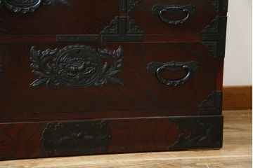 中古　仙台民芸箪笥　欅産業　漆塗り　深みのある木の色合いと華やかな金具が目を惹く仙台箪笥(引き出し、収納タンス、整理箪笥、サイドチェスト)(R-077704)
