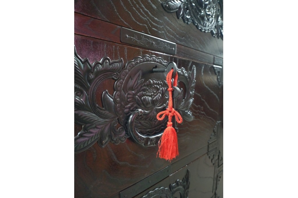 中古　仙台民芸箪笥　欅産業　漆塗り　深みのある木の色合いと華やかな金具が目を惹く仙台箪笥(引き出し、収納タンス、整理箪笥、サイドチェスト)(R-077704)