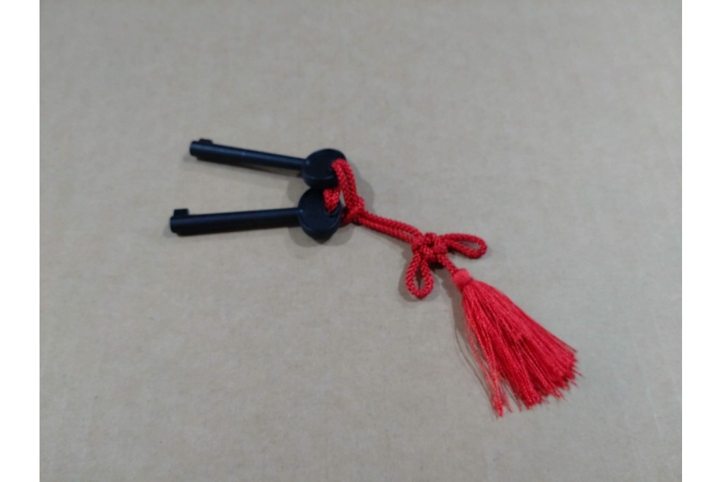 中古　仙台民芸箪笥　欅産業　漆塗り　深みのある木の色合いと華やかな金具が目を惹く仙台箪笥(引き出し、収納タンス、整理箪笥、サイドチェスト)(R-077704)