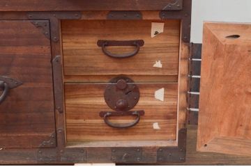 和製アンティーク　総桐(キリ)材　温かみのある木の風合いが魅力的な二本松箪笥(時代箪笥、衣装箪笥、収納箪笥、チェスト、引き出し)(R-077708)