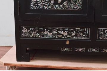 アジアンビンテージ　韓国製　螺鈿(ラデン)　華やかな意匠が存在感溢れる飾り棚(収納棚、戸棚、キャビネット、ヴィンテージ)(R-077720)