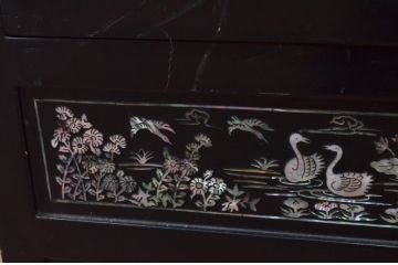アジアンビンテージ　韓国製　螺鈿(ラデン)　華やかな意匠が存在感溢れる飾り棚(収納棚、戸棚、キャビネット、ヴィンテージ)(R-077720)