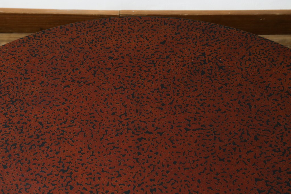 新古　未使用展示品　津軽塗りの独特な模様と特徴的な脚のデザインが目を惹く丸座卓　(R-077722)