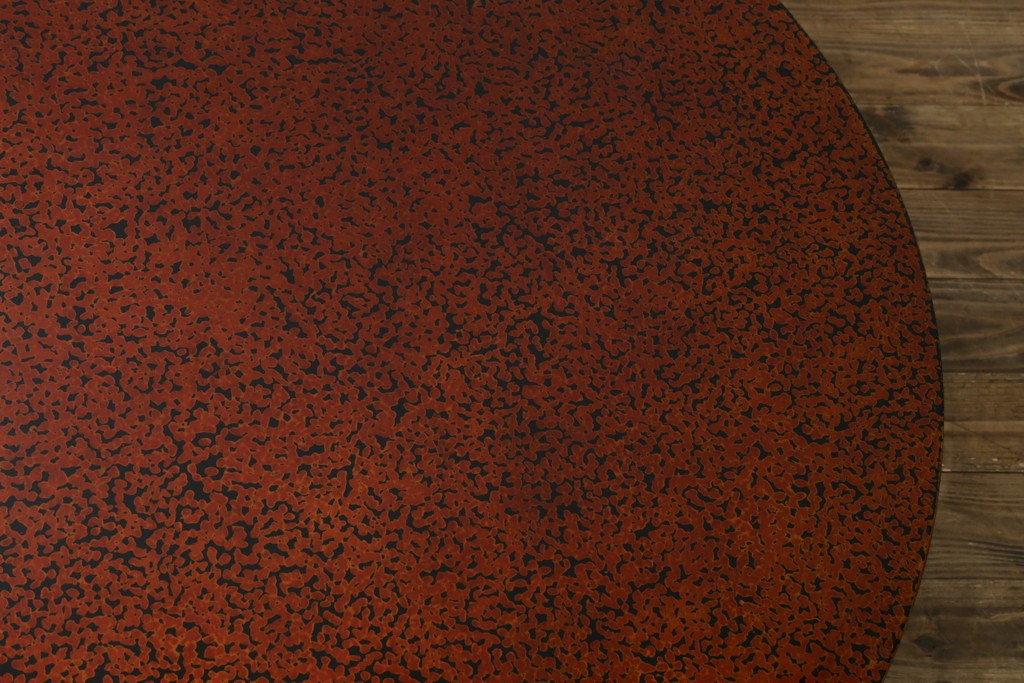 新古　未使用展示品　津軽塗りの独特な模様と特徴的な脚のデザインが目を惹く丸座卓　(R-077722)