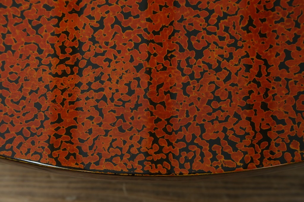 新古　未使用展示品　津軽塗りの独特な模様と特徴的な脚のデザインが目を惹く丸座卓　(R-077722)