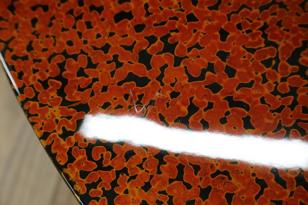 新古　未使用展示品　津軽塗りの独特な模様と特徴的な脚のデザインが目を惹く丸座卓　(R-077722)