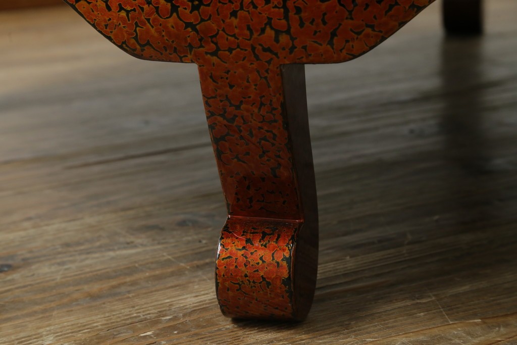 新古　未使用展示品　津軽塗りの独特な模様と特徴的な脚のデザインが目を惹く丸座卓　(R-077722)