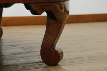 新古　未使用展示品　津軽塗りの独特な模様と特徴的な脚のデザインが目を惹く丸座卓　(R-077722)