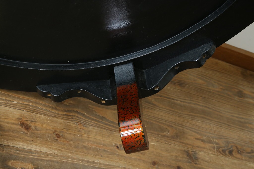 新古　未使用展示品　津軽塗りの独特な模様と特徴的な脚のデザインが目を惹く丸座卓　(R-077722)