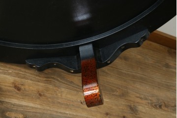 新古　未使用展示品　津軽塗りの独特な模様と特徴的な脚のデザインが目を惹く丸座卓　(R-077722)