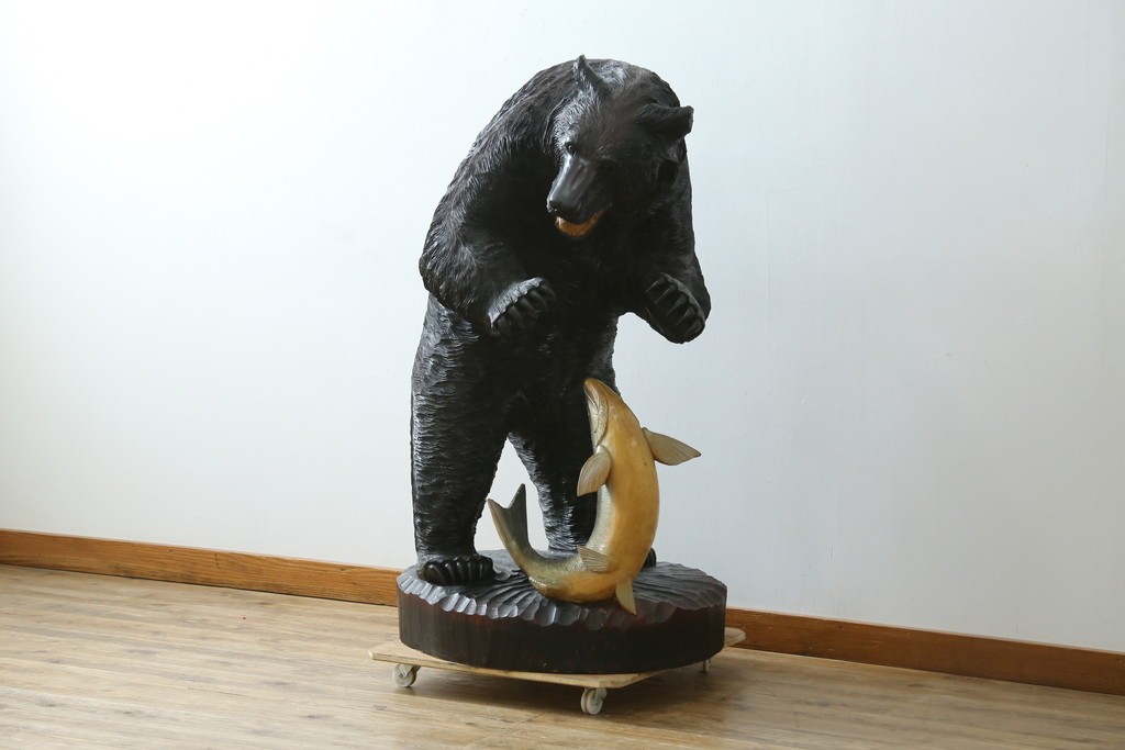 特大サイズ　高さ1m23cm　細部にまで彫り込まれた臨場感あふれる木彫りの熊　(R-077723)