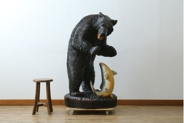 特大サイズ　高さ1m23cm　細部にまで彫り込まれた臨場感あふれる木彫りの熊　(R-077723)