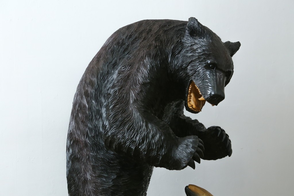 特大サイズ　高さ1m23cm　細部にまで彫り込まれた臨場感あふれる木彫りの熊　(R-077723)
