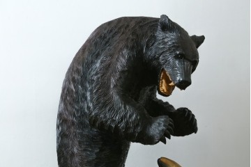 特大サイズ　高さ1m23cm　細部にまで彫り込まれた臨場感あふれる木彫りの熊　(R-077723)