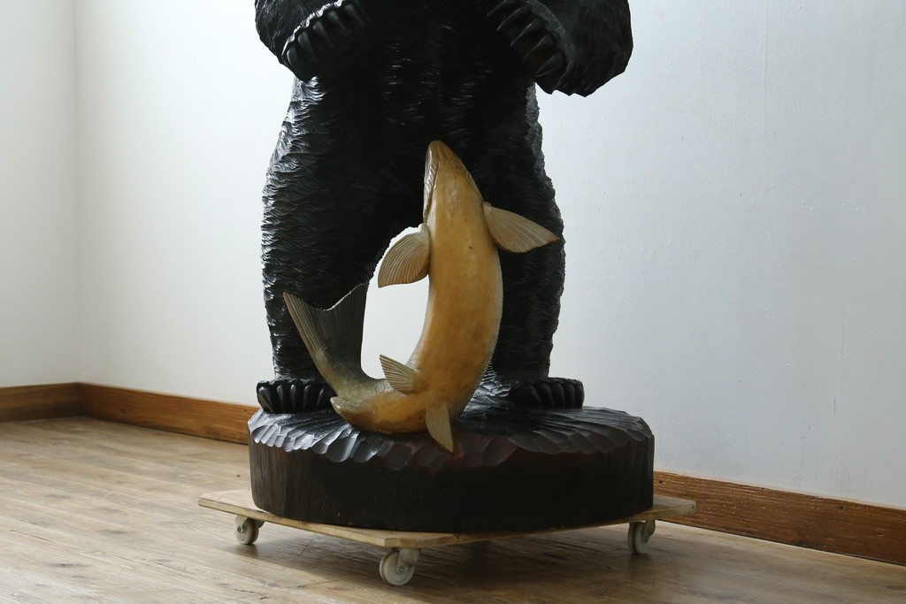 特大サイズ　高さ1m23cm　細部にまで彫り込まれた臨場感あふれる木彫りの熊　(R-077723)